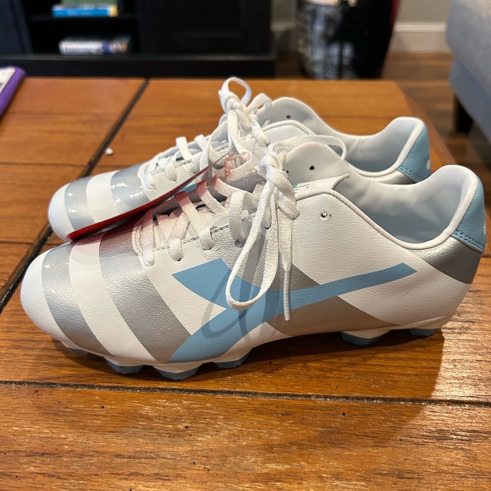 NWT Diadora Women’s Soccer Cleats size 7.5